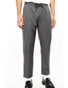 Pantalon stretch porté, détail – gris anthracite – Imperial Homme
