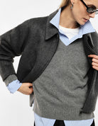 Blouson court zippé à col pointe en drap, détail porté