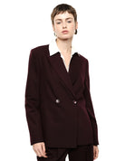 Veste croisée en draperie de tailleur portée, face – bordeaux – Imperial Femme