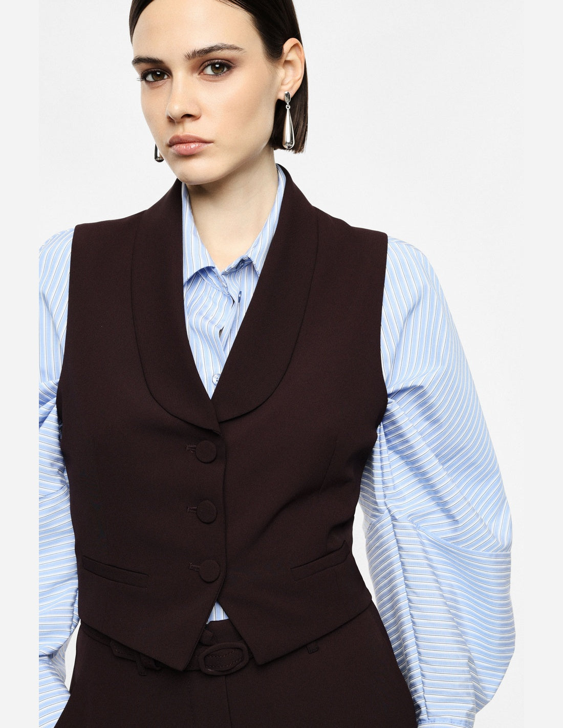 Gilet tailleur ajusté col châle en crêpe, porté de face