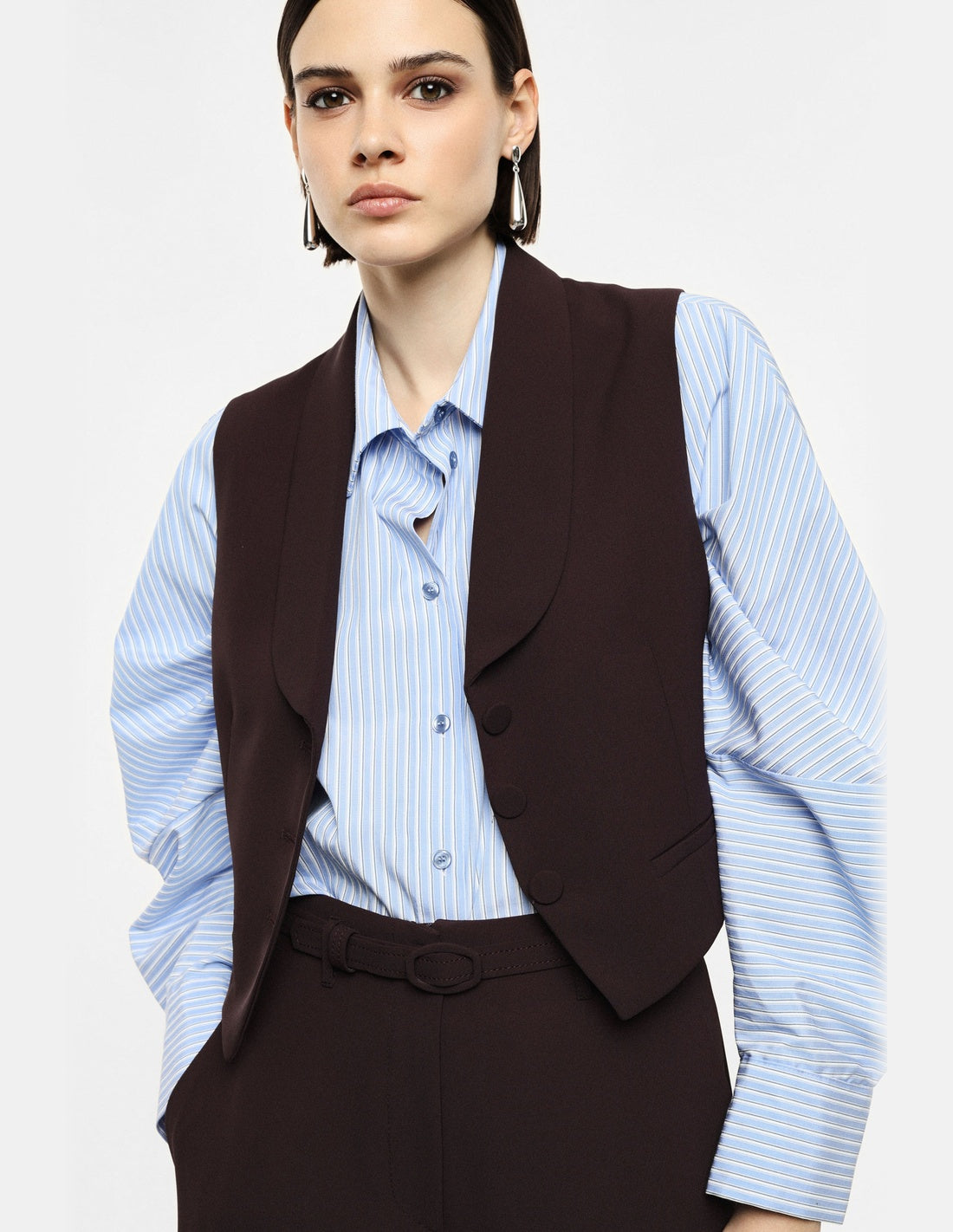 Gilet tailleur ajusté col châle en crêpe, porté de profil