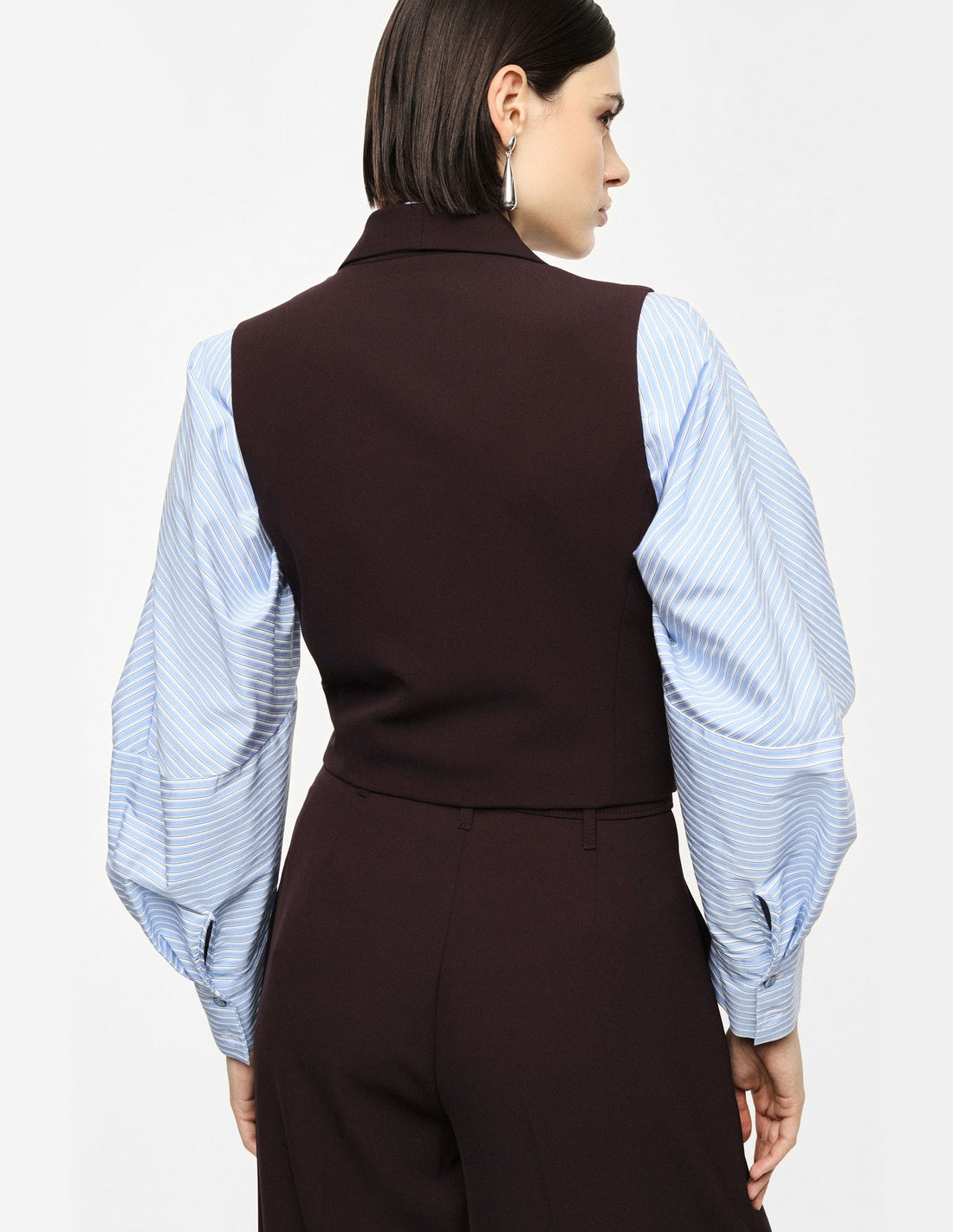 Gilet tailleur ajusté col châle en crêpe, porté de dos