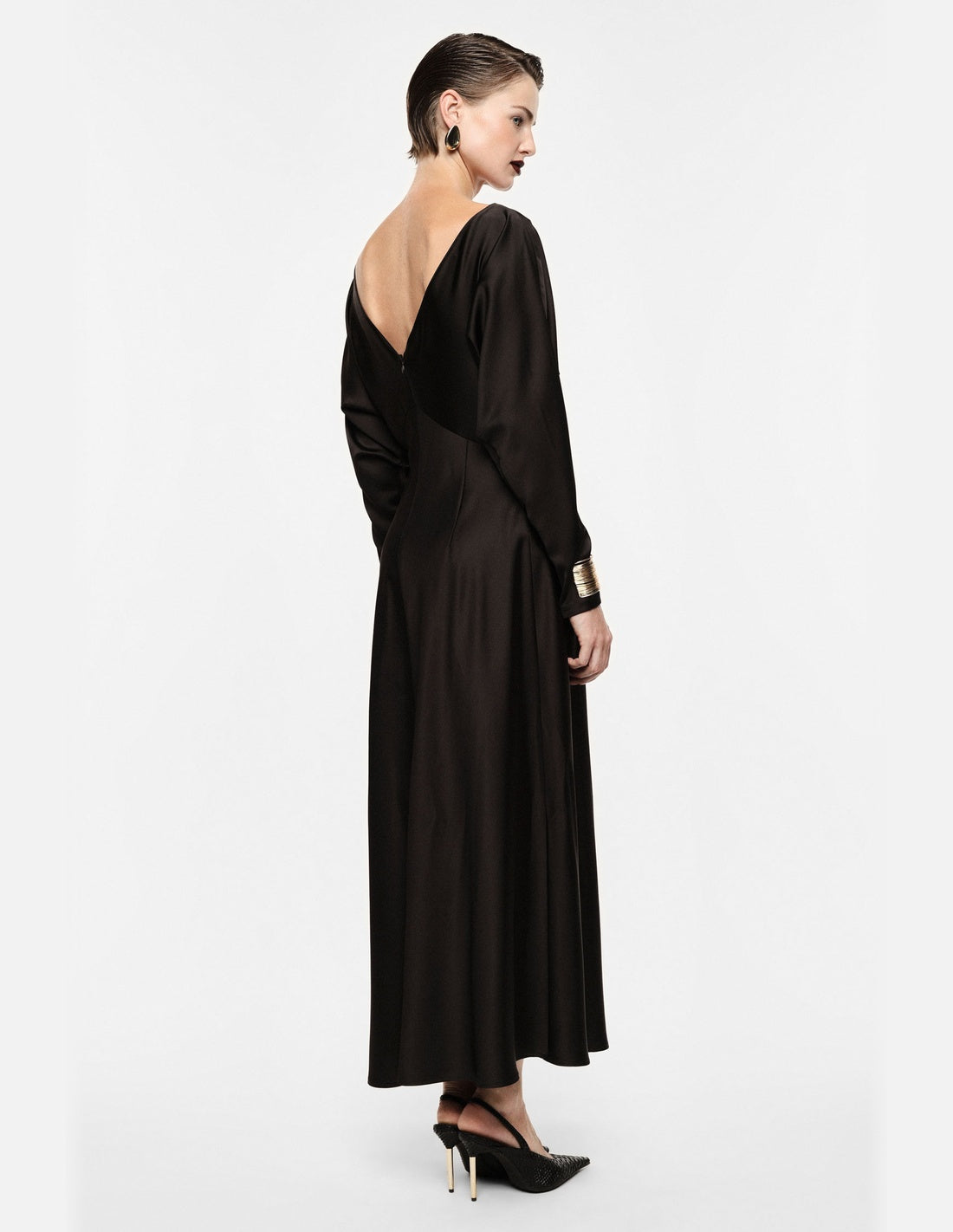 Robe longue en crêpe satin col bateau, portée de dos