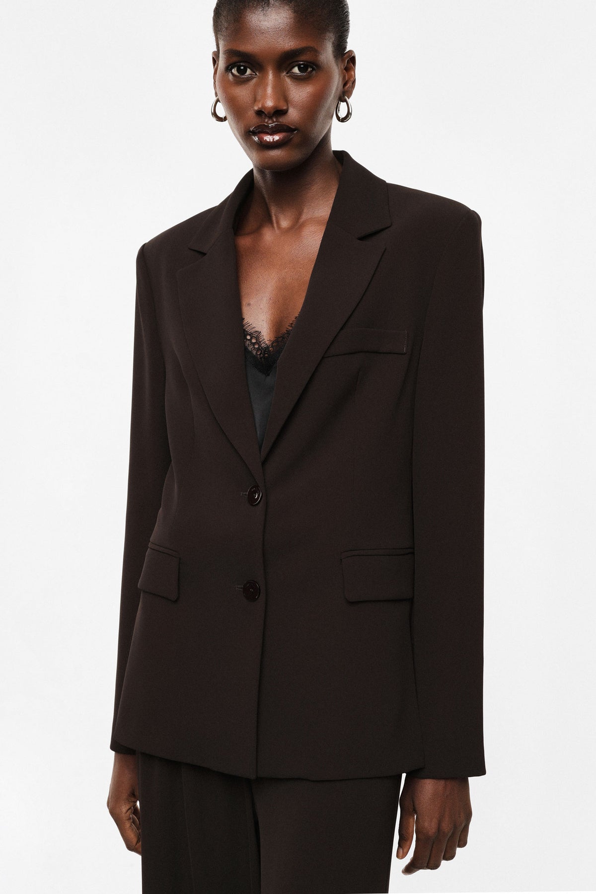 Blazer poches à rabat en crêpe fluide porté, face – Marron – Imperial Femme