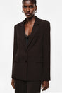 Blazer poches à rabat en crêpe fluide porté, face – Marron – Imperial Femme