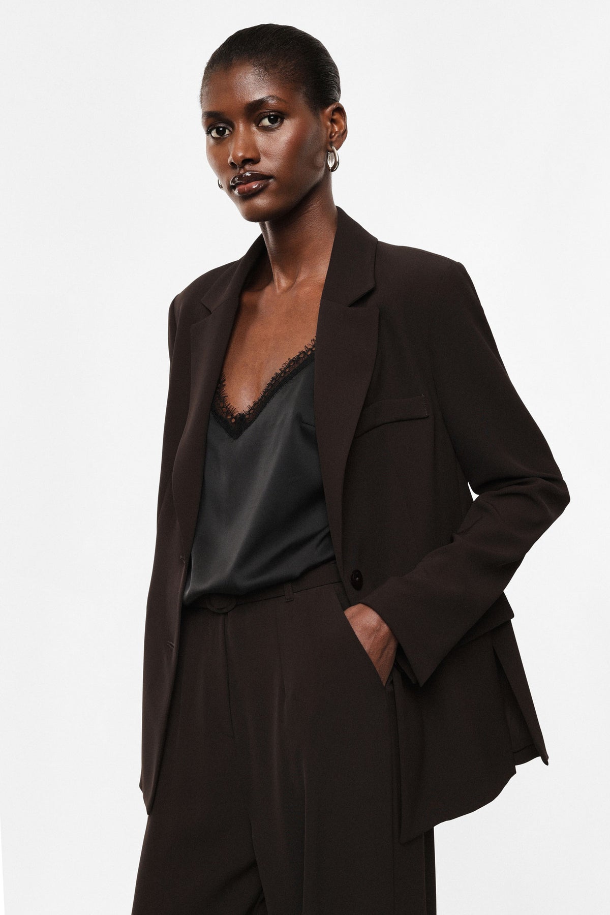 Blazer poches à rabat en crêpe fluide porté, profil – Marron – Imperial Femme