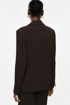 Blazer poches à rabat en crêpe fluide porté, dos – Marron – Imperial Femme