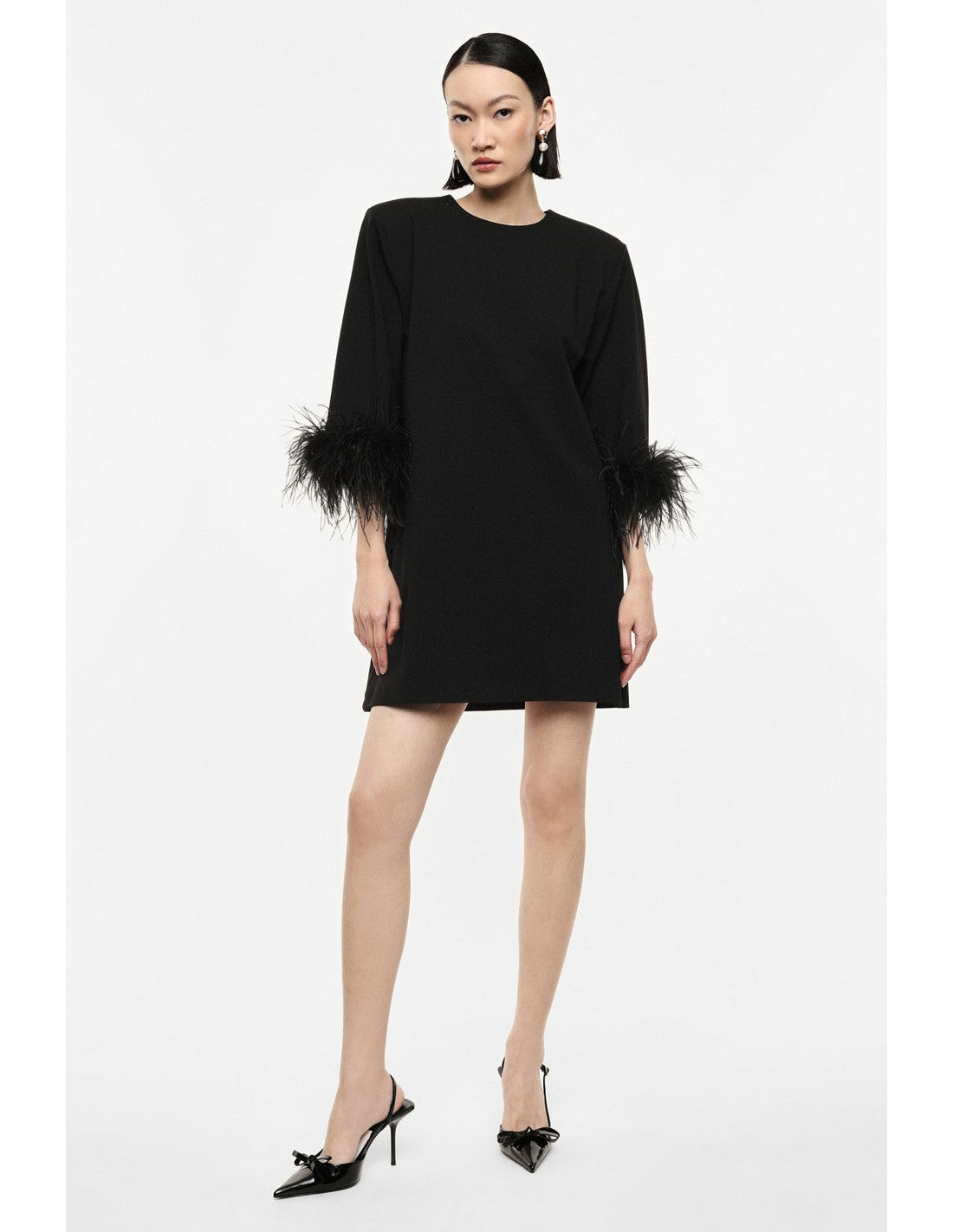 Robe courte droite à poignets en plumes portée, face – Noir – Imperial Femme