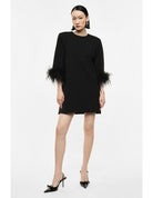 Robe courte droite à poignets en plumes portée, face – Noir – Imperial Femme