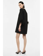 Robe courte droite à poignets en plumes portée, profil – Noir – Imperial Femme