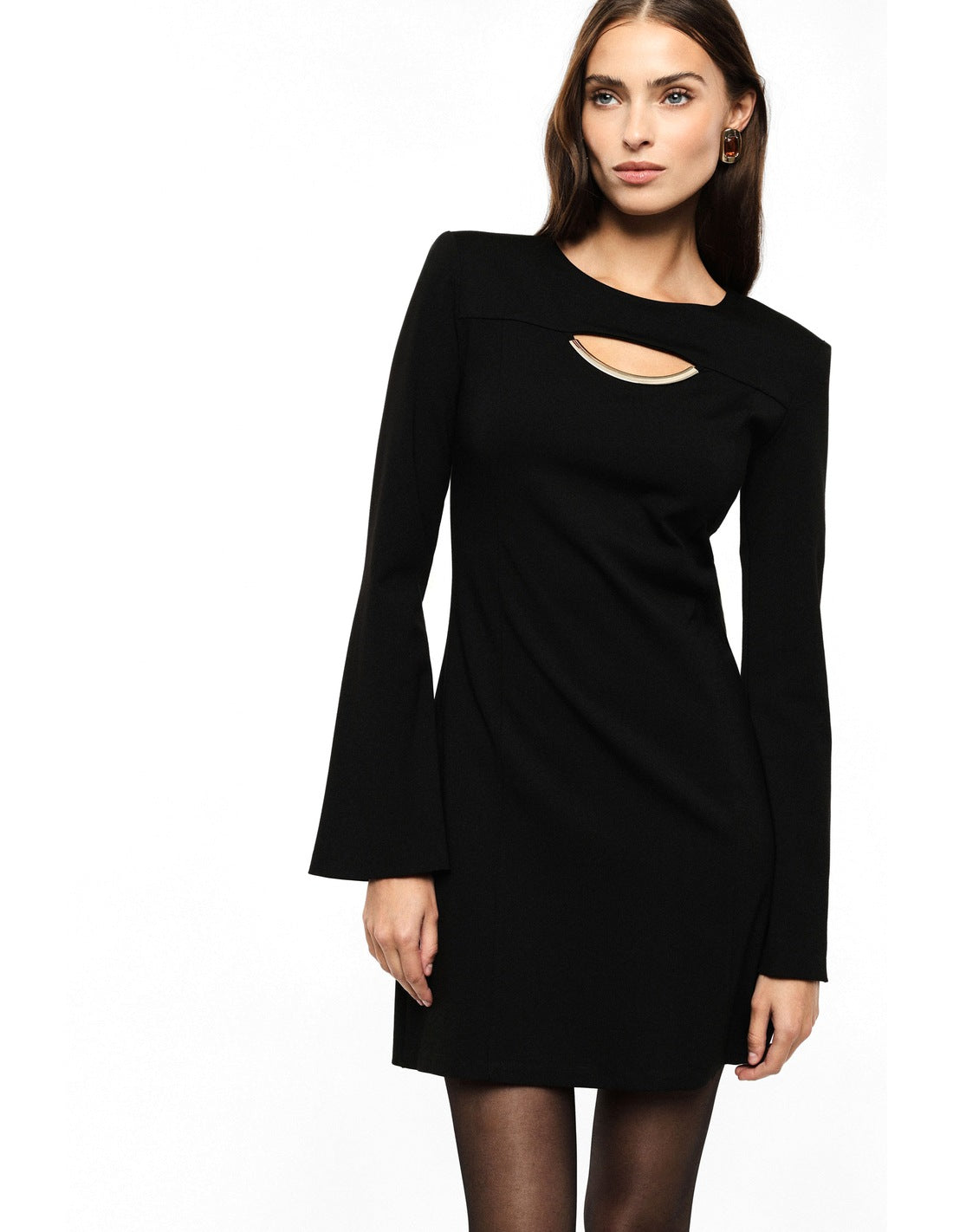 Robe courte évasée à bijou doré portée, profil – Noir – Imperial Femme