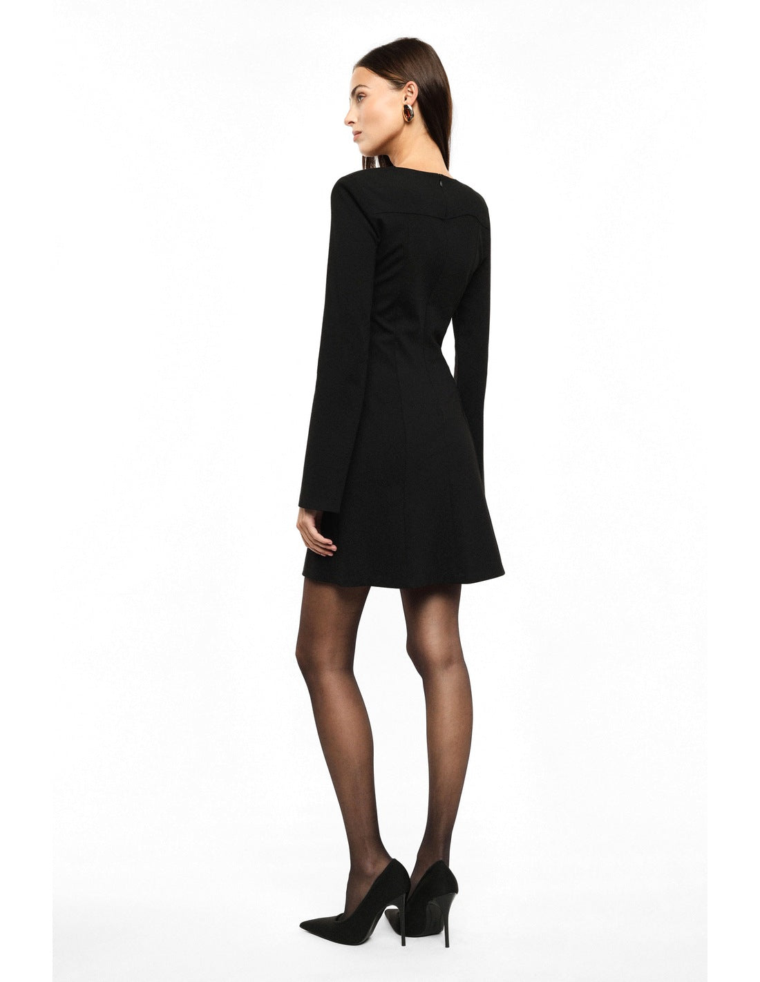 Robe courte évasée à bijou doré portée, dos – Noir – Imperial Femme