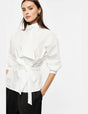 Chemise blanche en popeline à col montant et ceinture portée, face – Blanc – Imperial Femme
