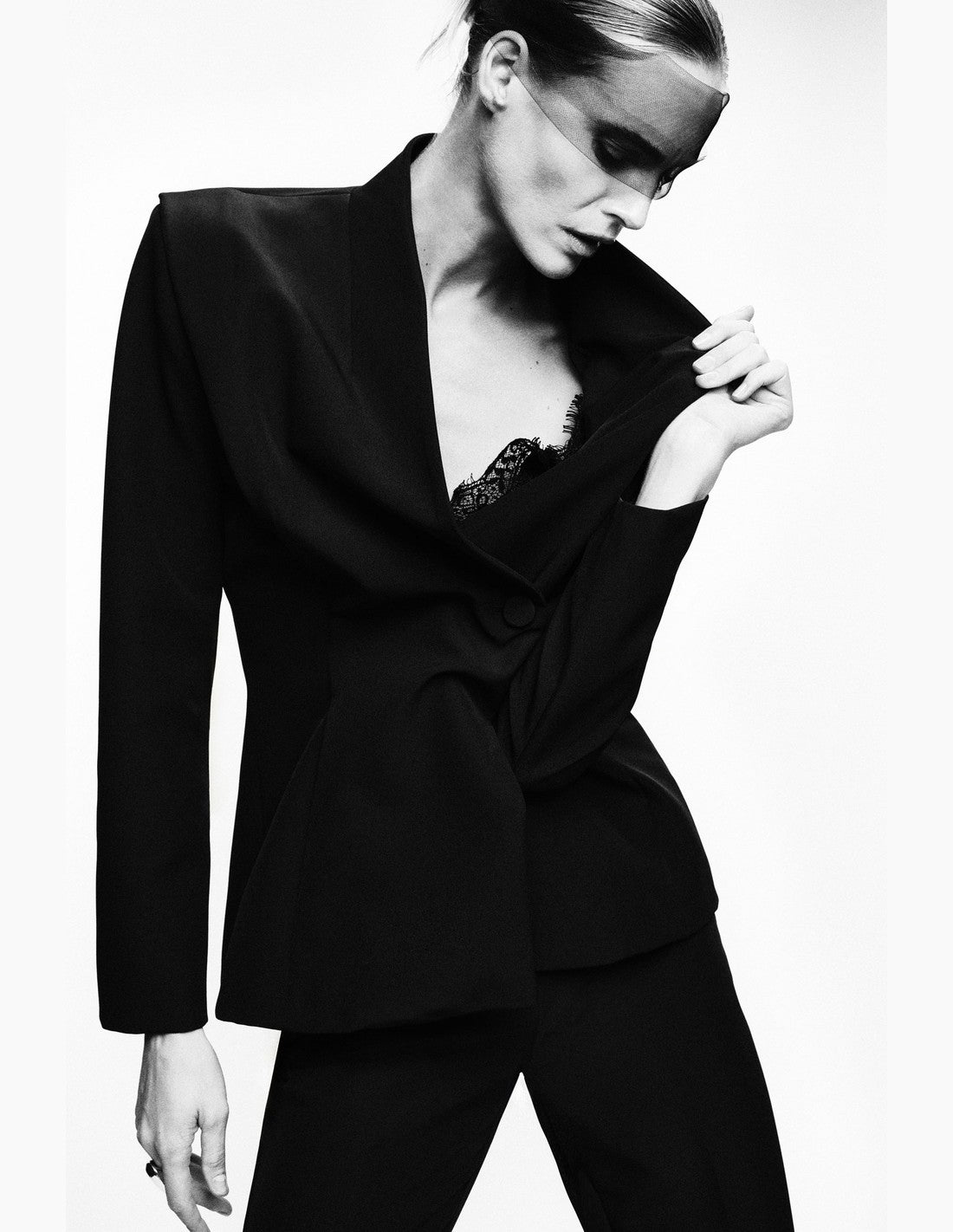 Blazer un bouton col montant épaules marquées noir porté – Imperial Femme