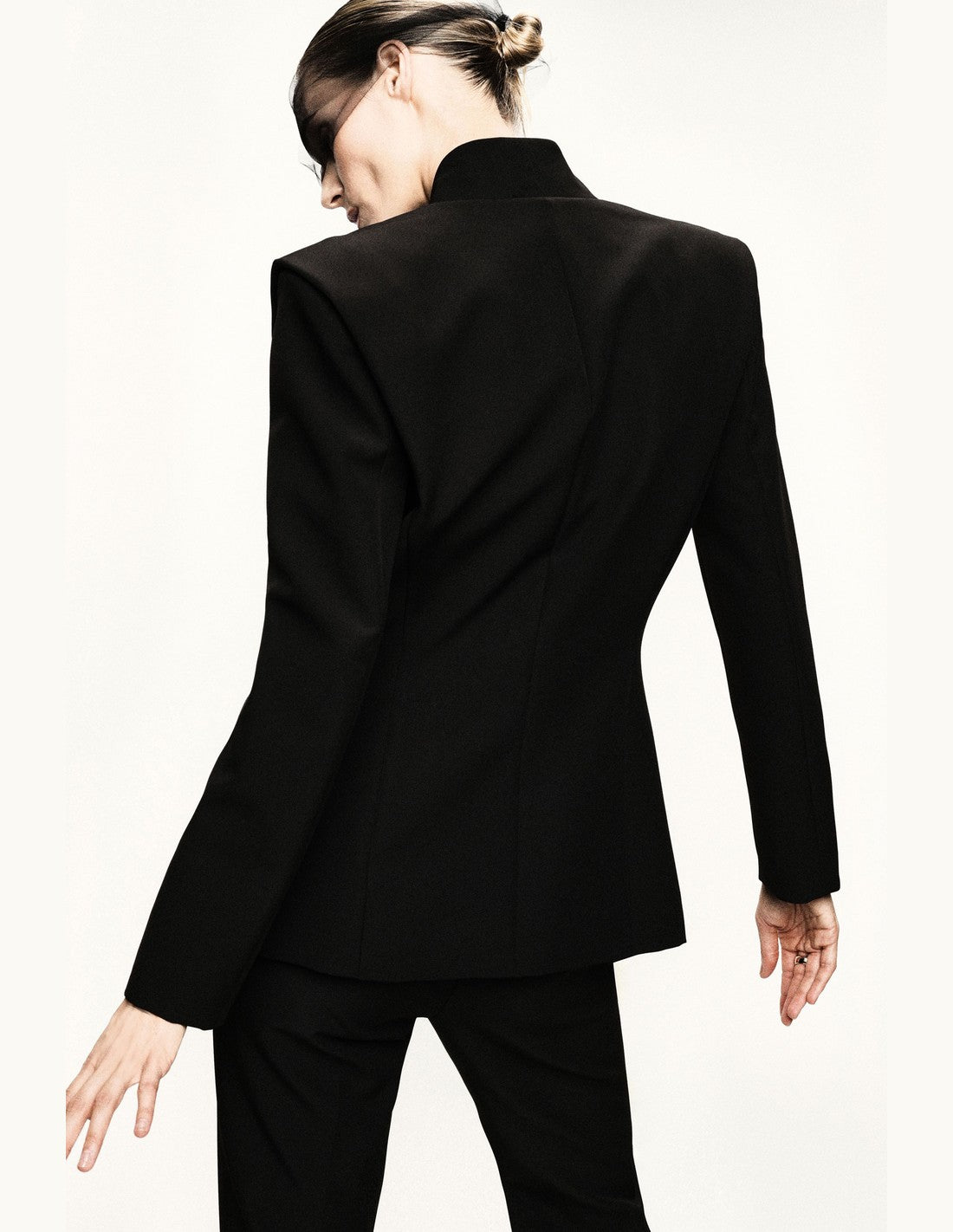 Blazer un bouton col montant épaules marquées noir porté, détail – Imperial Femme