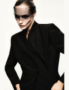 Blazer un bouton col montant épaules marquées noir porté, autre vue – Imperial Femme