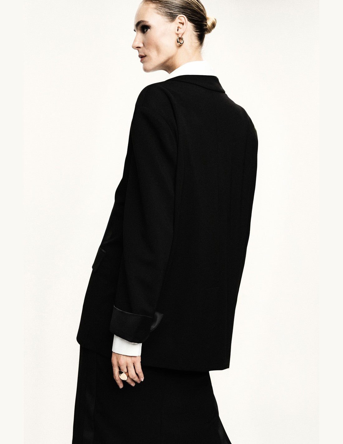 Blazer oversize à finitions smoking en jersey noir porté, autre vue – Imperial Femme