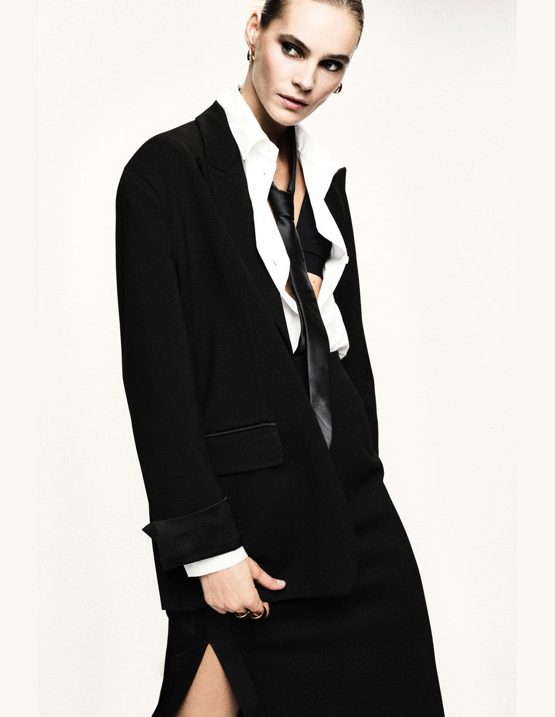 Blazer oversize à finitions smoking en jersey noir porté, vue de profil – Imperial Femme