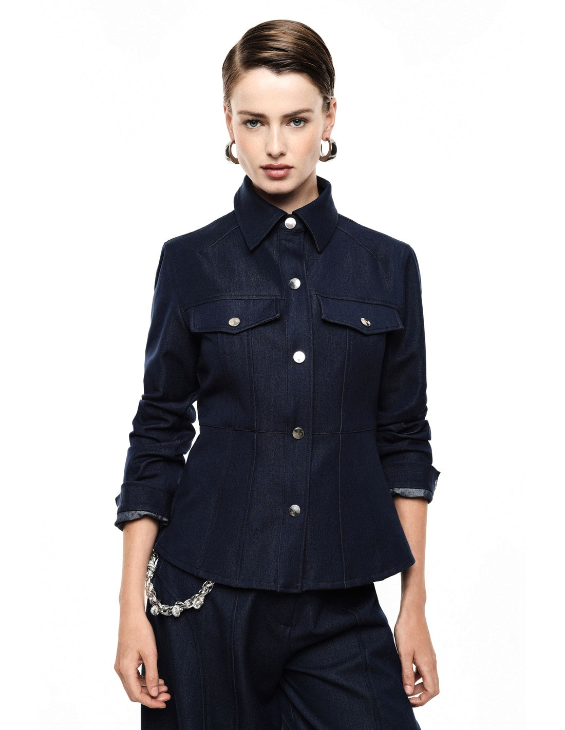 Veste chemise en toile denim boutons métal porté, détail – Bleu denim – Imperial Femme