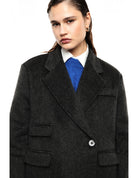 Manteau court croisé en drap façon poil de chameau porté, détail – Gris Anthracite – Imperial Femme