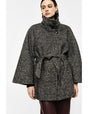 Manteau cape ceinturé à col montant porté, face – Noir et beige – Imperial Femme
