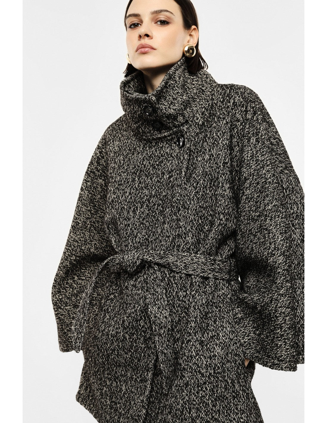 Manteau cape ceinturé à col montant porté, dos – Noir et beige – Imperial Femme
