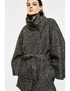 Manteau cape ceinturé à col montant porté, dos – Noir et beige – Imperial Femme