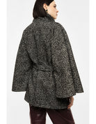 Manteau cape ceinturé à col montant porté, de trois quarts – Noir et beige – Imperial Femme