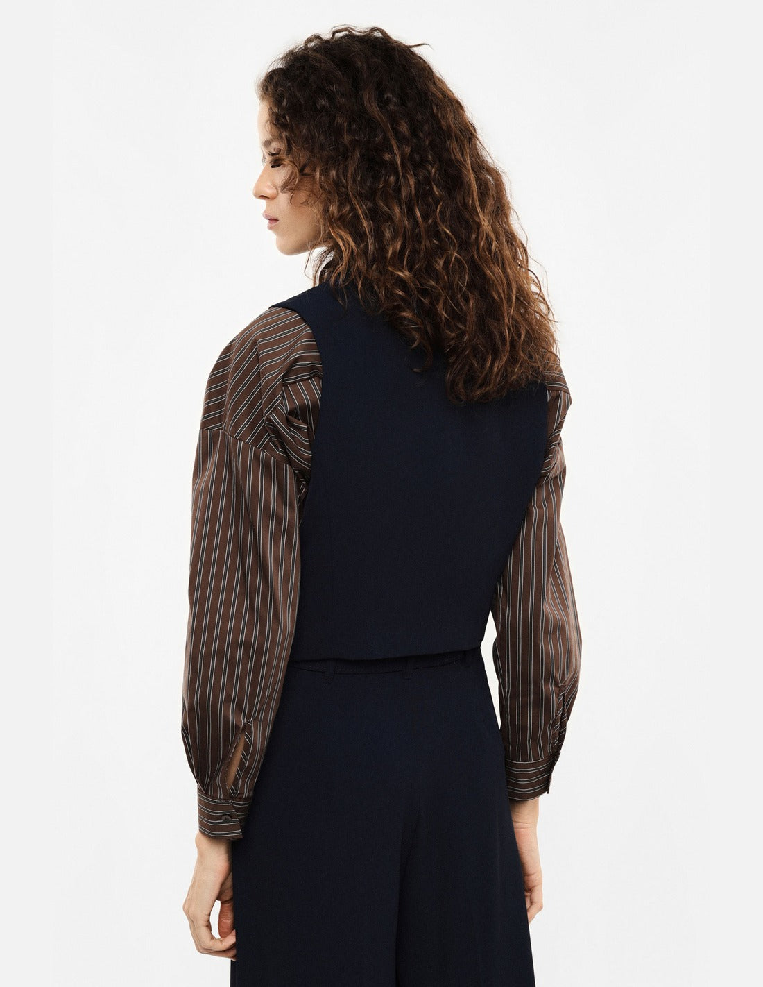 Gilet tailleur ajusté col châle en crêpe porté, dos – Bleu marine – Imperial Femme