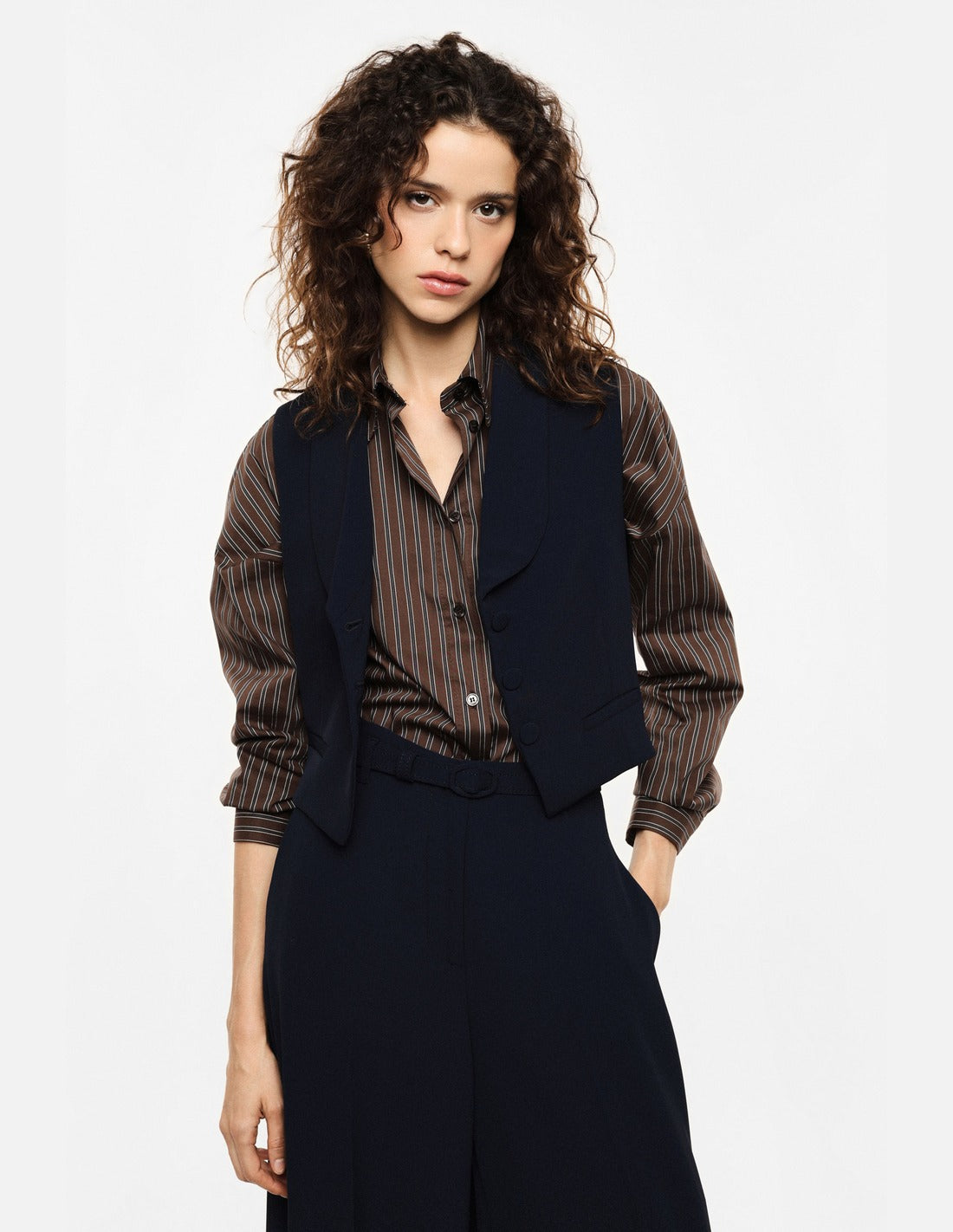 Gilet tailleur ajusté col châle en crêpe porté, profil – Bleu marine – Imperial Femme
