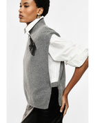 Pull sans manches à col montant et broche porté, profil – Gris chiné – Imperial Femme