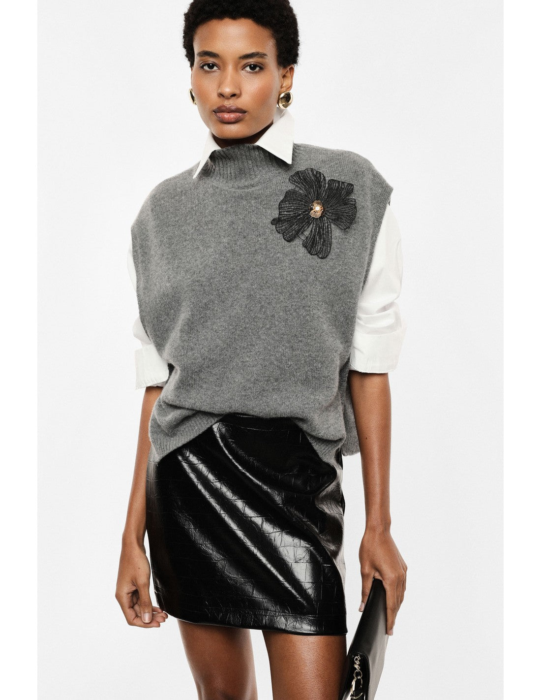 Pull sans manches à col montant et broche porté, détail de la broche – Gris chiné – Imperial Femme