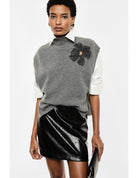 Pull sans manches à col montant et broche porté, détail de la broche – Gris chiné – Imperial Femme