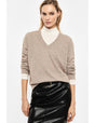 Pull col V en maille mélangée cachemire porté, face – Beige chiné – Imperial Femme