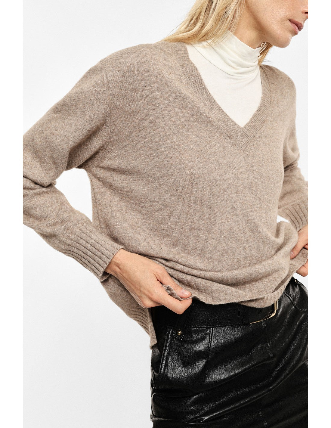 Pull col V en maille mélangée cachemire porté, de trois quarts – Beige chiné – Imperial Femme