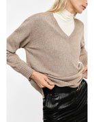 Pull col V en maille mélangée cachemire porté, de trois quarts – Beige chiné – Imperial Femme