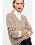 Pull col V en maille mélangée cachemire porté, profil – Beige chiné – Imperial Femme