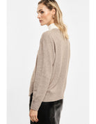 Pull col V en maille mélangée cachemire porté, dos – Beige chiné – Imperial Femme