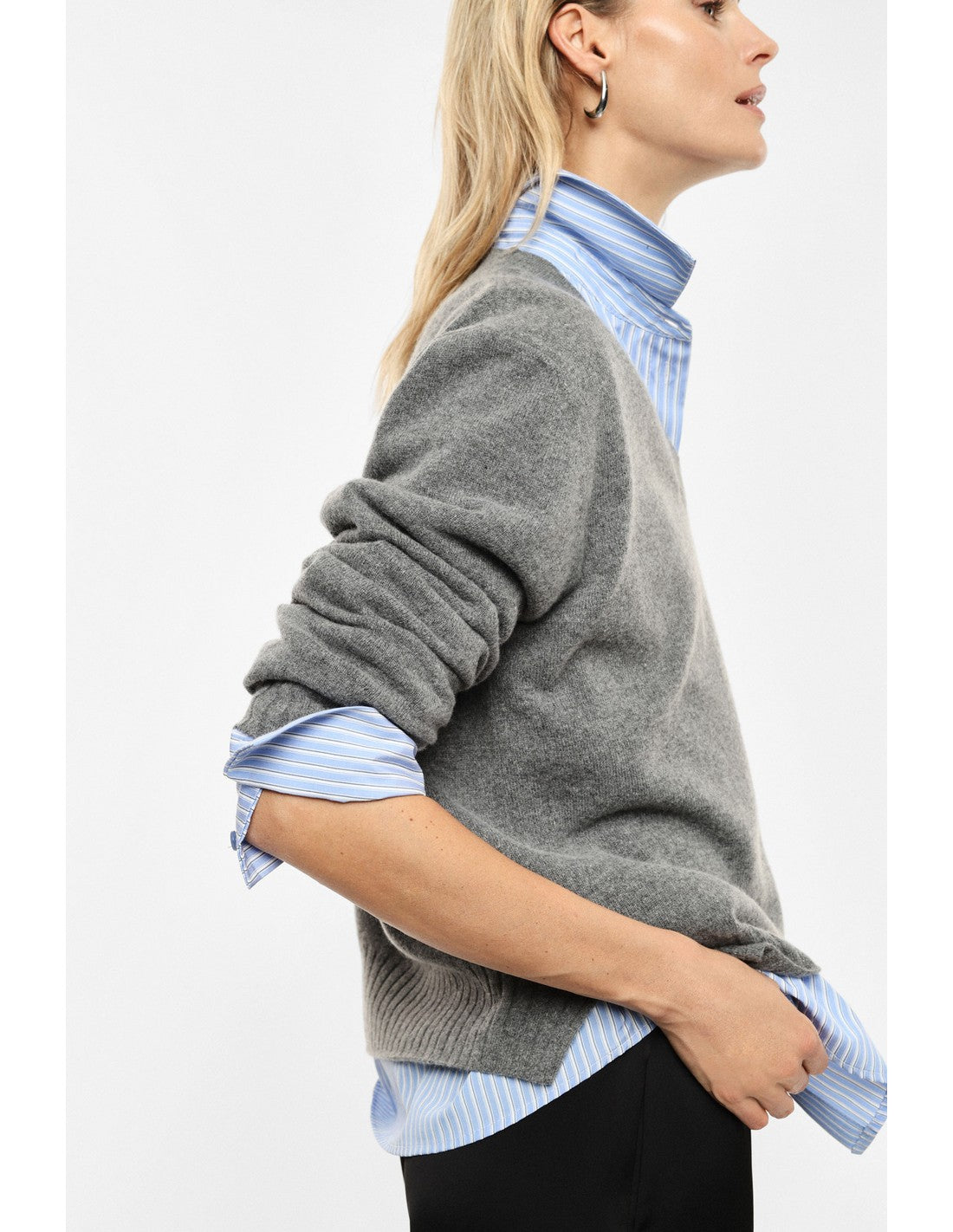 Pull col V en maille mélangée cachemire porté, de trois quarts – Gris chiné – Imperial Femme
