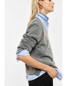 Pull col V en maille mélangée cachemire porté, de trois quarts – Gris chiné – Imperial Femme