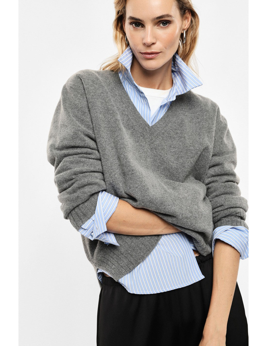 Pull col V en maille mélangée cachemire porté, face – Gris chiné – Imperial Femme
