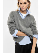Pull col V en maille mélangée cachemire porté, face – Gris chiné – Imperial Femme
