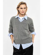 Pull col V en maille mélangée cachemire porté sur une chemise – Gris chiné – Imperial Femme