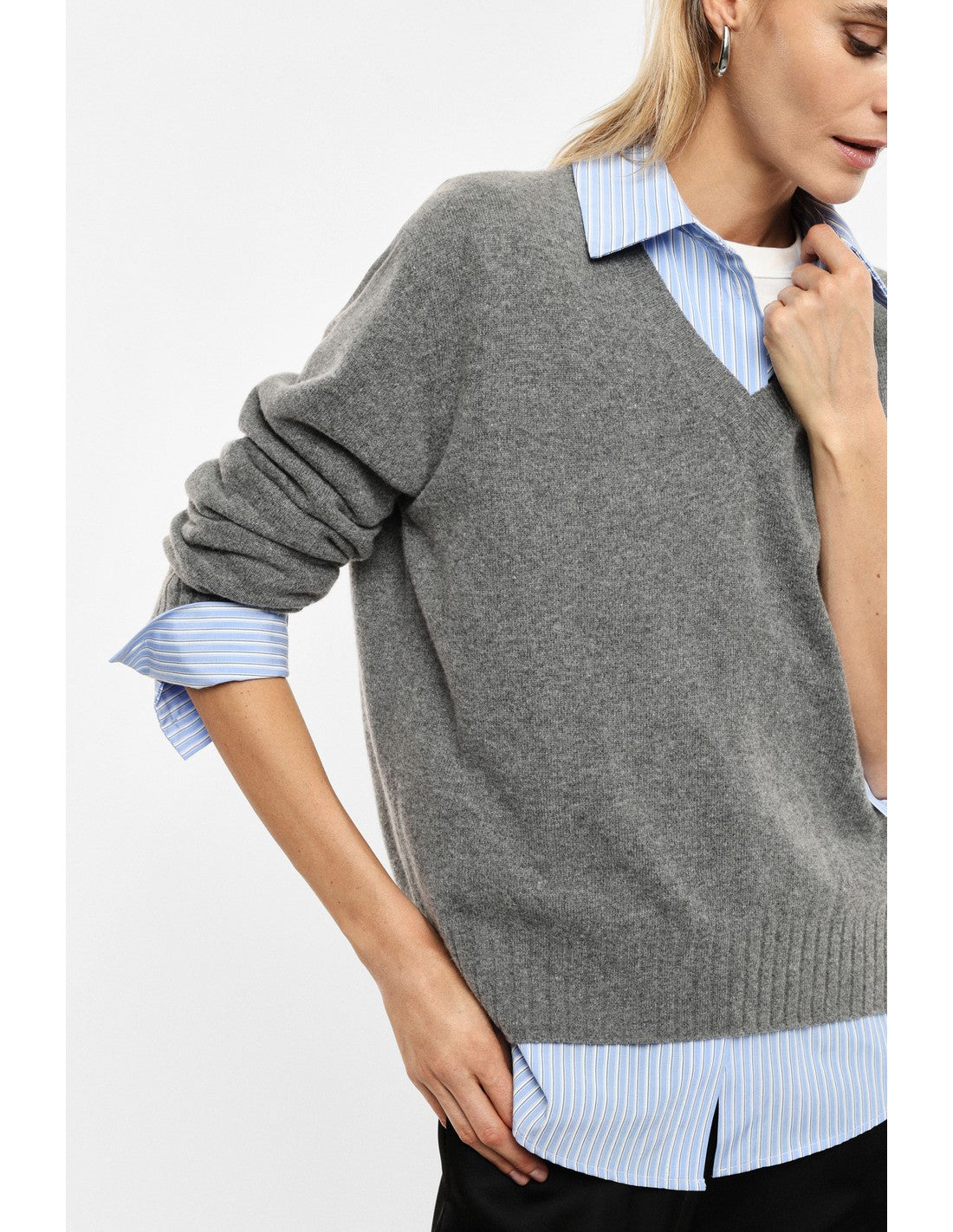 Pull col V en maille mélangée cachemire porté, profil – Gris chiné – Imperial Femme