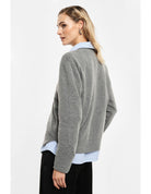 Pull col V en maille mélangée cachemire porté, dos – Gris chiné – Imperial Femme