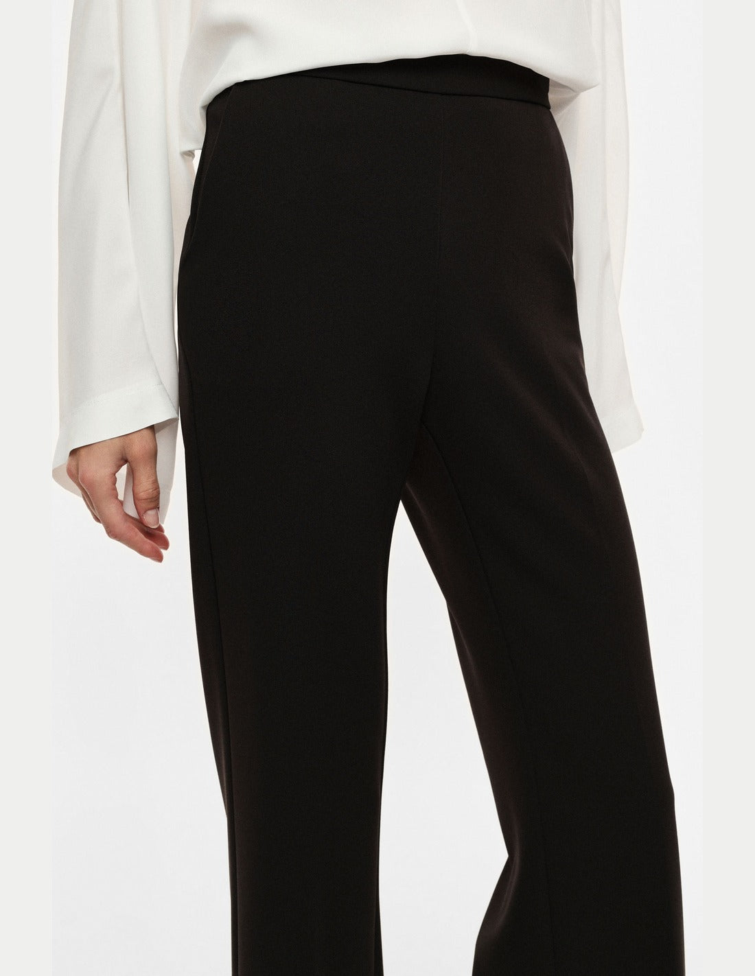 Pantalon de smoking flare finition satin porté, profil – Marron – Imperial Femme