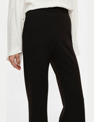 Pantalon de smoking flare finition satin porté, profil – Marron – Imperial Femme