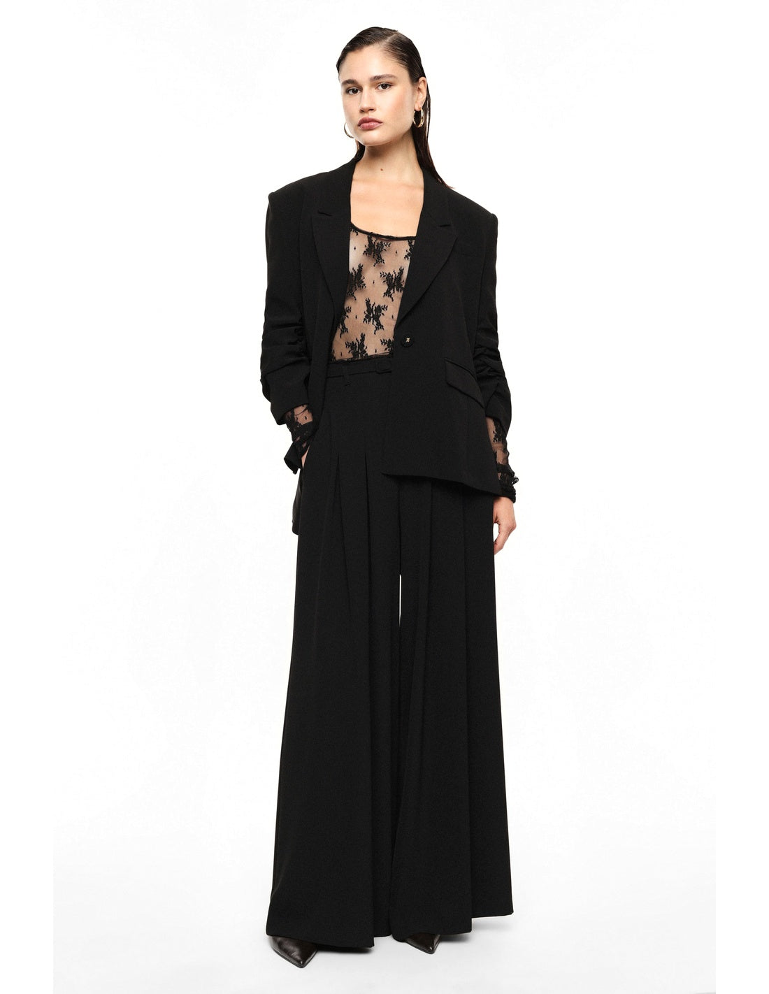Pantalon palazzo taille haute ceinturé en crêpe porté, face – Noir – Imperial Femme
