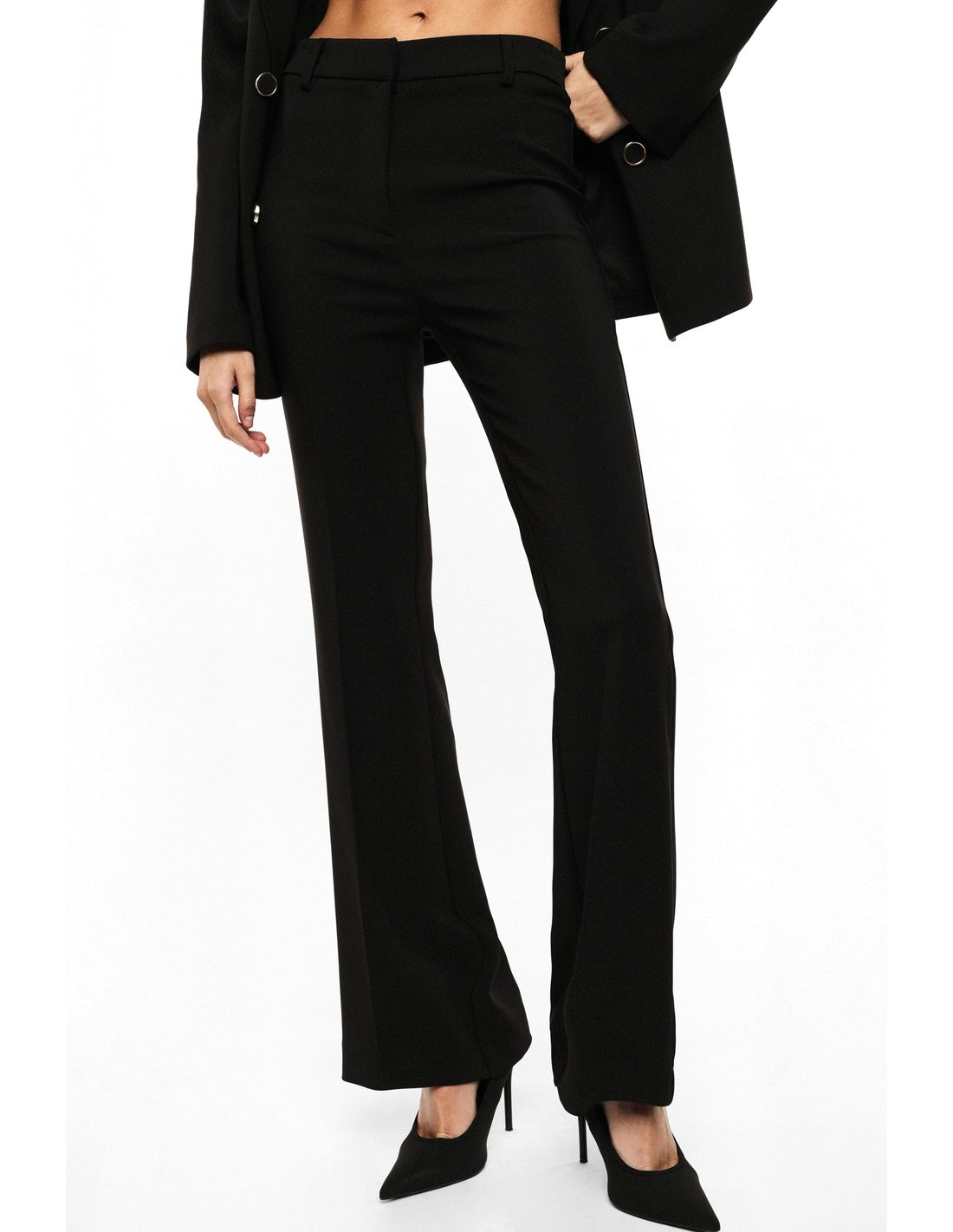 Pantalon flare à pli marqué en crêpe infroissable porté, détail – Noir – Imperial Femme