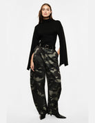Pantalon barrel ceinturé imprimé camouflage porté, face – Vert militaire – Imperial Femme